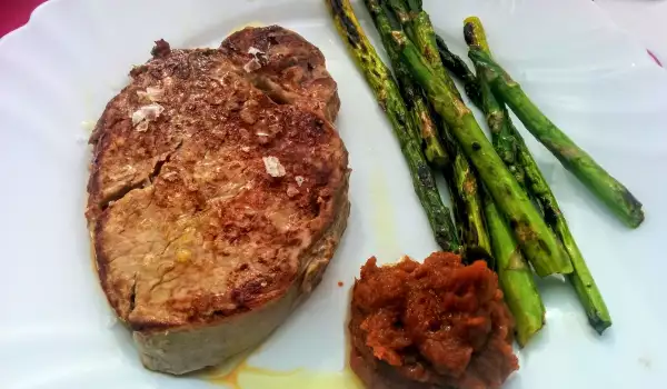 Steak de vită cu sos barbecue și sparanghel