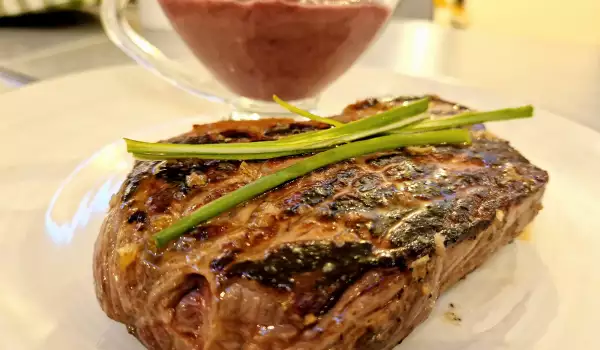 Steak de vită cu sos de ceapă roșie și vin
