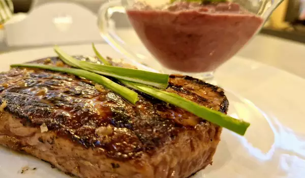 Steak de vită cu sos de ceapă roșie și vin