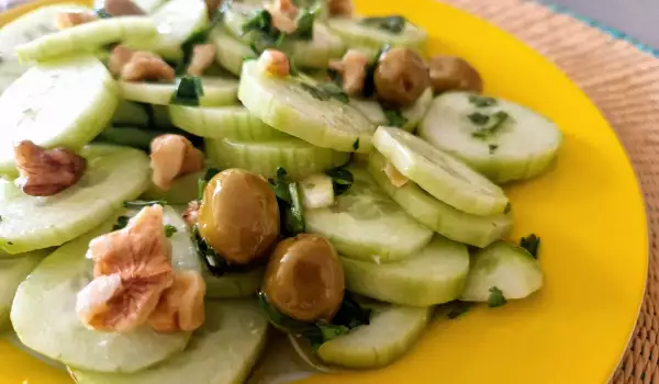 Salată vegană cu castraveți