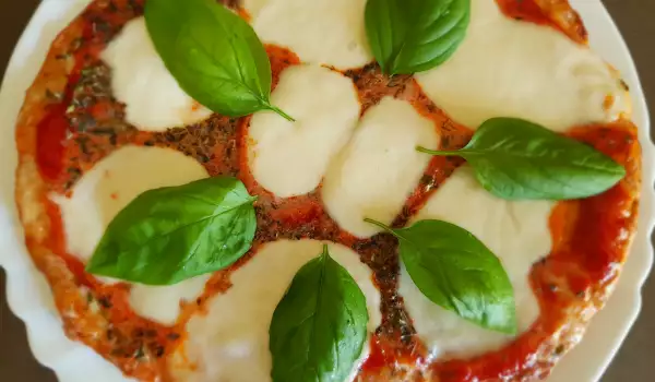 Pizza vegetariană cu mozzarella, mascarpone și conopidă