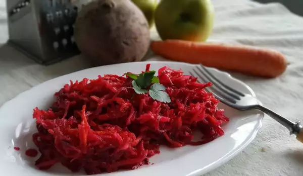 Salată de vitamine din sfeclă, morcovi și mere