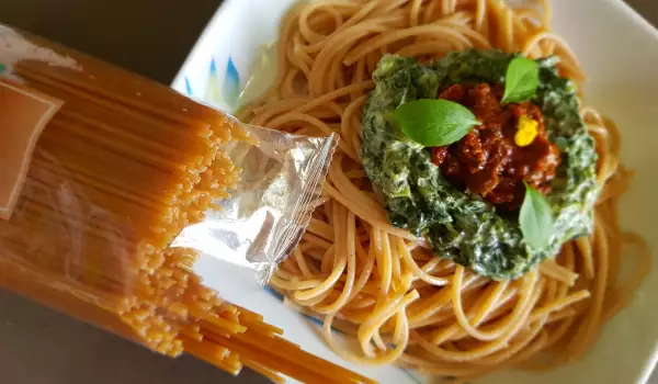 Spaghete sănătoase din grâu integral, cu roșii uscate și spanac