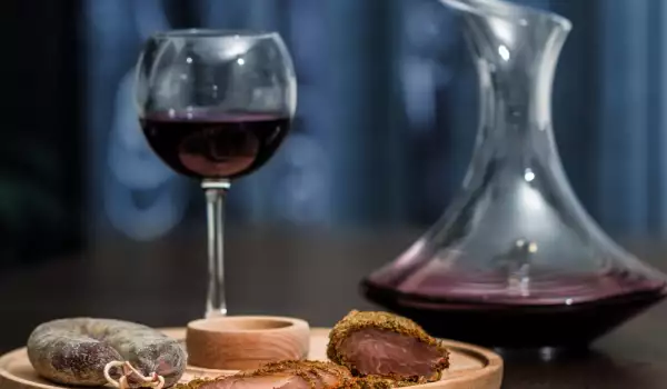 Vin roșu cu aperitive