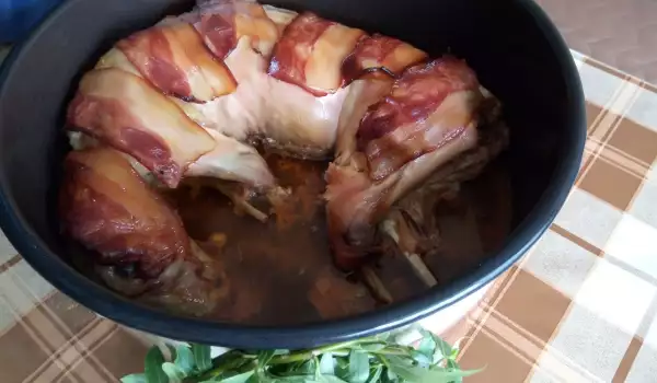 Iepure copt încet în crustă de bacon