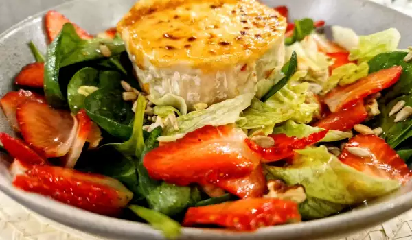 Salată cu brânză coaptă de capră și căpșuni marinate