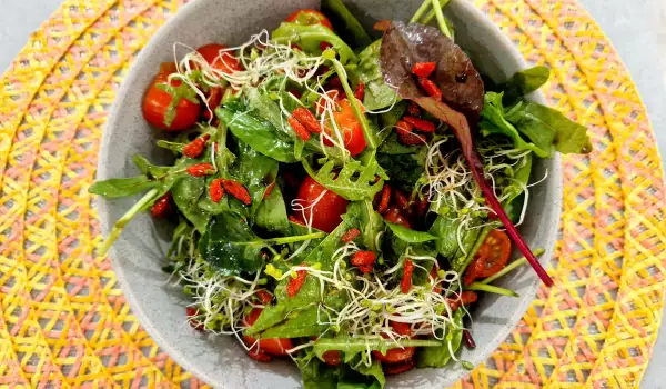Salată verde cu fructe de goji și germeni de broccoli