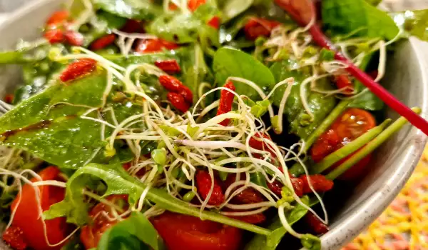 Salată verde cu fructe de goji și germeni de broccoli