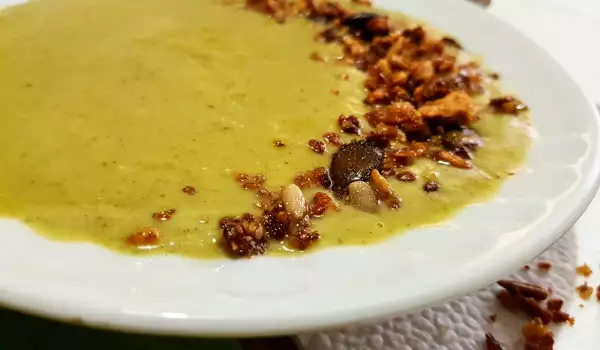 Supă cremă de urzici cu lobodă, conopidă și granola crocantă