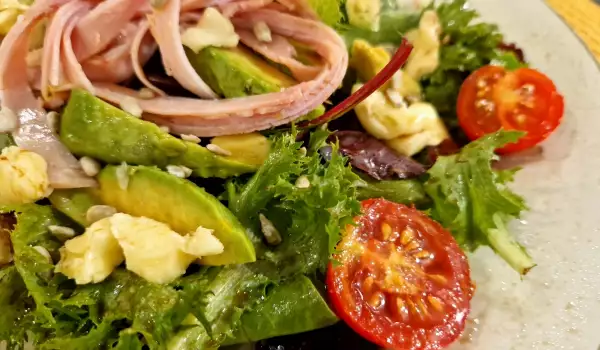 Salată verde cu prosciutto cotto, avocado și brânză brie