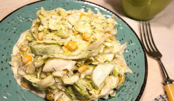 Salată de varză cu porumb și castraveți