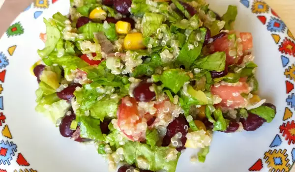Salată verde cu quinoa și porumb