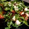 Salată cu rucola, baby mozzarella și roșii uscate