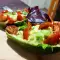 Salată specială cu avocado și roșii cherry