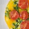 Omletă cu spanac, roșii și brânză feta