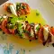 Salată Caprese cu busuioc proaspăt și concentrat de oțet balsamic