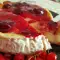 Camembert la tigaie, cu unt și dulceață de vișine