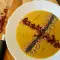 Supă cremă de legume presărată cu jamon și diverse semințe