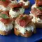 Crostini cu brânză de capră, smochine și prosciutto