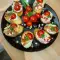 Crostini cu crema de brânză, somon și roșii cherry