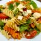 Salată de paste tricolore