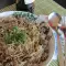 Spaghete din orez prăjite, cu carne de porc tocată