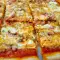 Pizza cu smântână, bacon și brânzeturi