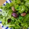 Salată de ton cu salată de câmp, rucola și spanac