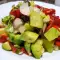 Salată cu avocado, castraveți și ardei copt
