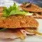 Sandwich cu carne de curcan și ceapă caramelizată