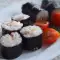 Sushi cu somon, castraveți și cremă de brânză