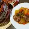 Obraji de porc cu legume în vas de lut