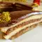 Tort cu cremă de vanilie și ciocolată