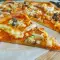 Pizza subțire cu mozzarella, ricotta și dovlecei