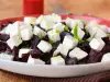 Salată de sfeclă, brânză și sos de usturoi