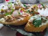 Crostini cu ton, brânza cottage și ridichi