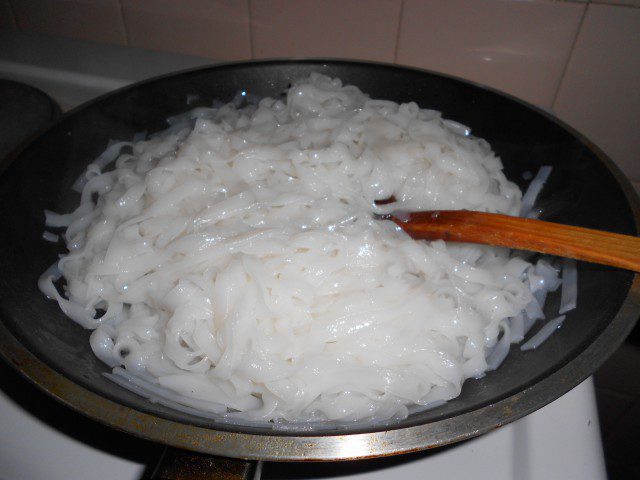 Paste de orez cu carne de pui și legume