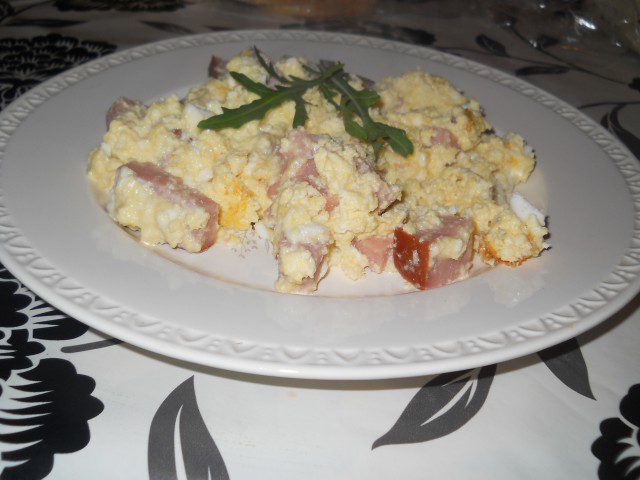 Ouă amestecate cu brânză și șuncă