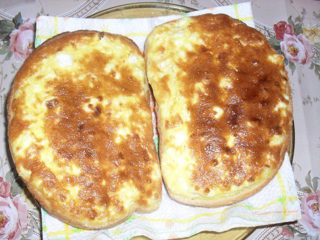 Sandviș cu ou, brânză și cașcaval