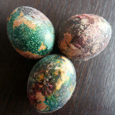 Ouă colorate cu vopsea cu cristale