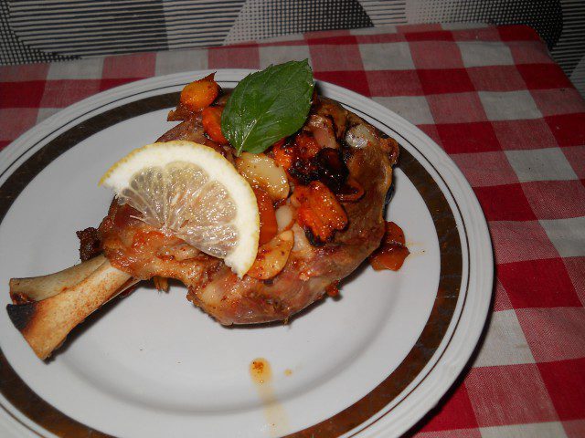 Ciolan de porc înăbușit, cu usturoi și morcovi