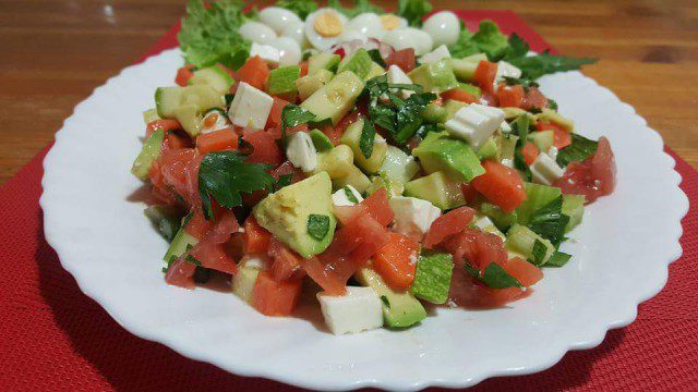 Salată pestriță cu avocado