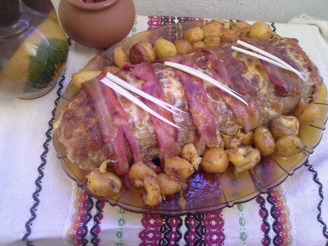 Rulou din carne tocată cu o umplutură minune