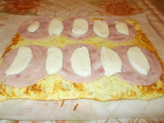Ruladă de cartofi cu mozzarella și șuncă