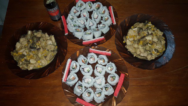 Sushi cu rulouri de raci