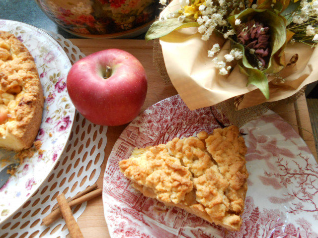 Prăjitură cu unt, cremă, mere și scorțișoară