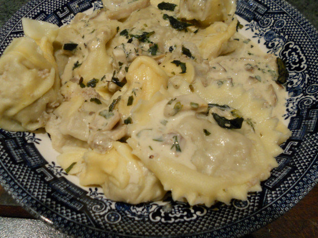 Ravioli de casă cu carne tocată de vită și mânătărci