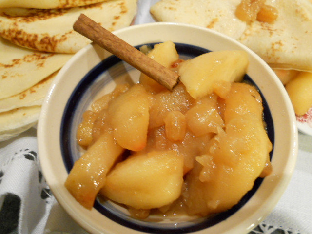 Clătite franțuzești cu umplutură de mere caramelizate