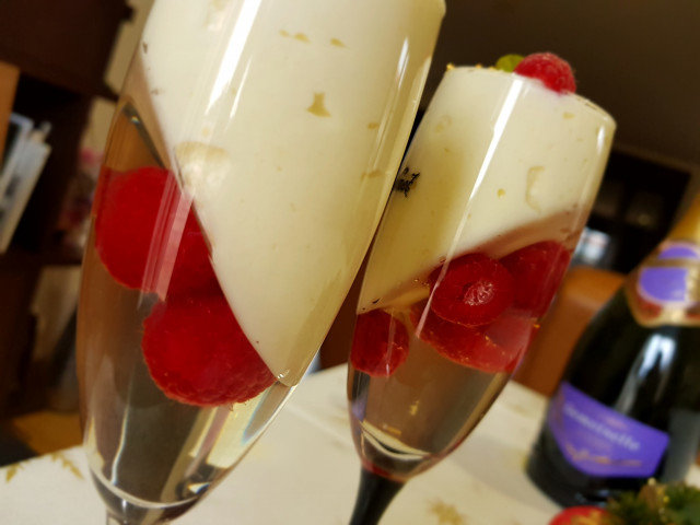 Mousse de ciocolată albă de Anul Nou, cu șampanie și zmeură