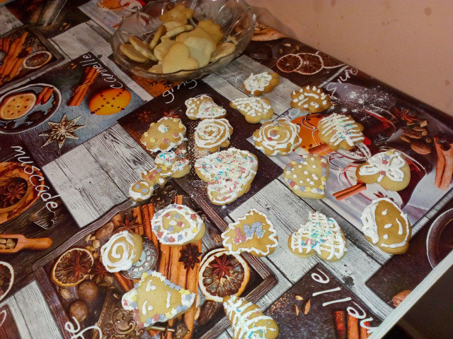 Turtă dulce de Crăciun cu glazură de albuș de ou
